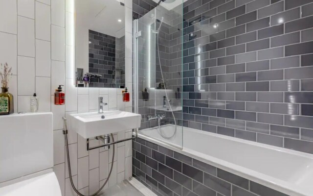 Charm & Convenience 3 Bed Near Excel London