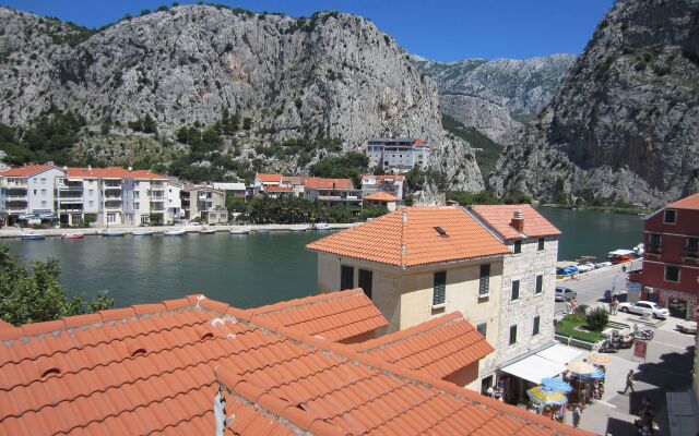 Apartment Božo A1 Omis, Riviera Omis