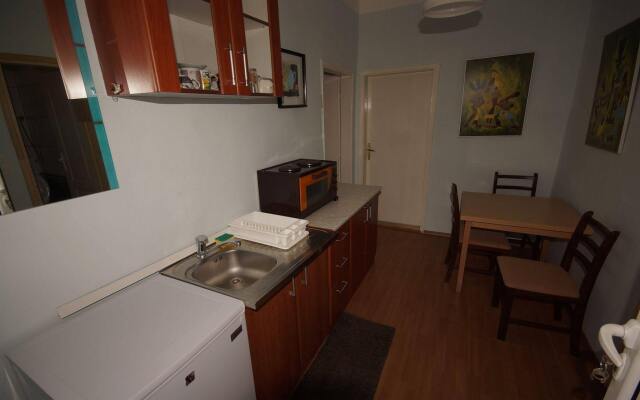 Laros Apartments