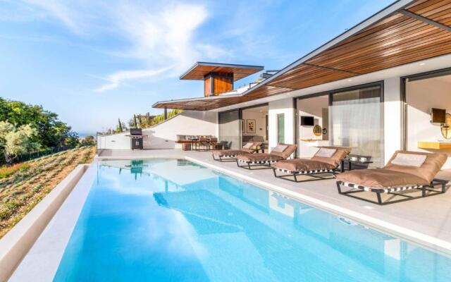 Villa Beyond the Horizon
