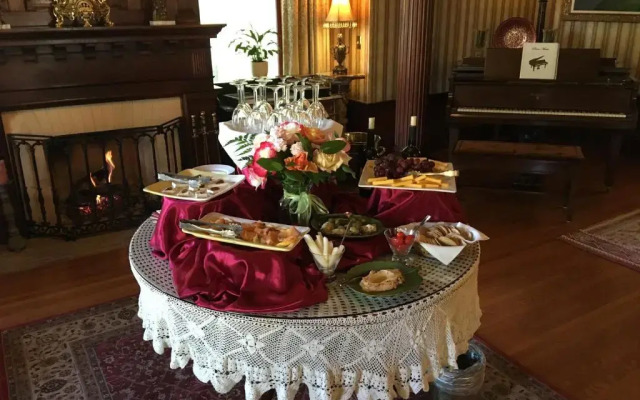 Churchill Manor B&B