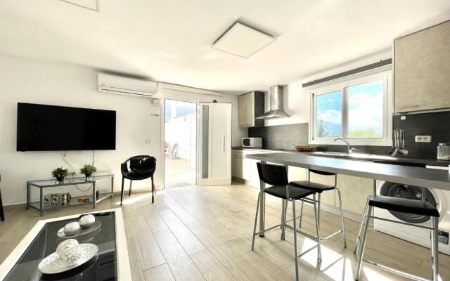 Two-Bedroom House 5, FreeWifi, AC, BBQ, Mountain View