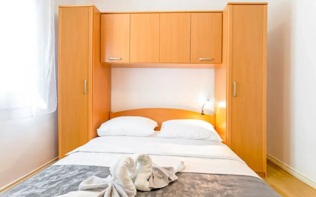 Lovely Apartment in Mastrinka Trogir near Sea Beach