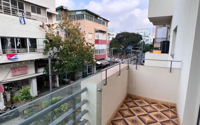 Classic Bauhaus with Balcony by FeelHome