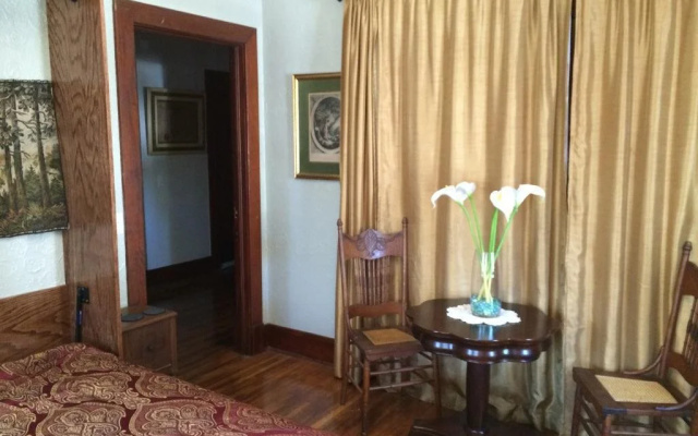 Inn the Oaks