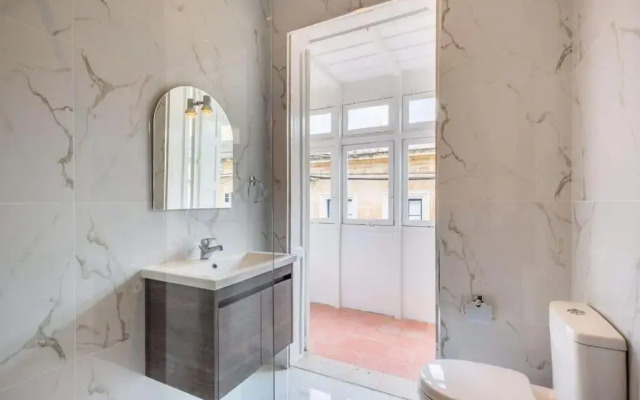 Spacious 4-Bedrooms Townhouse in Tas-Sliema