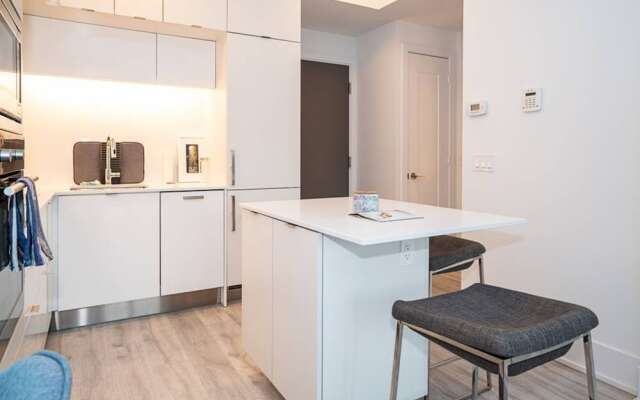 Modern 1 Bedroom Condo With CN Tower Views