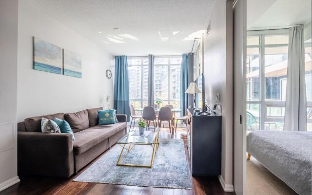 Modern Bright 1Br+Den Unit Downtown