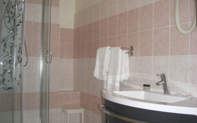 Brit Hotel Nevers 3*