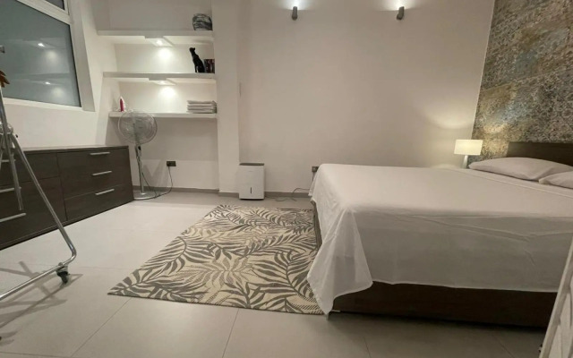 Valletta most central studio apartment 16th-Century building