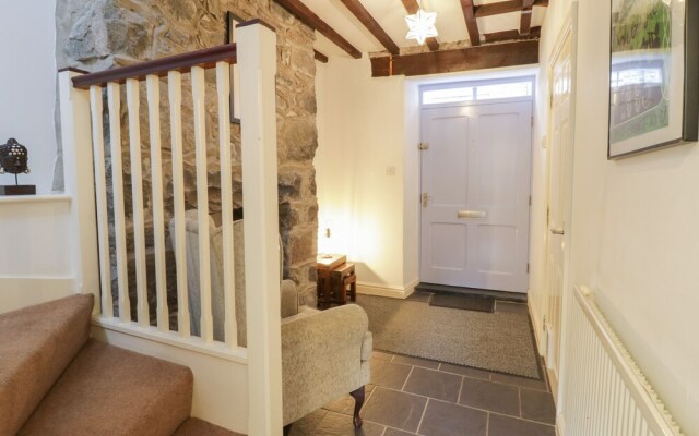 Bryn Meirion Bach