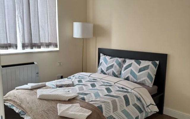 2 Bed Flat - Sleeps 4 - Parking - Wifi