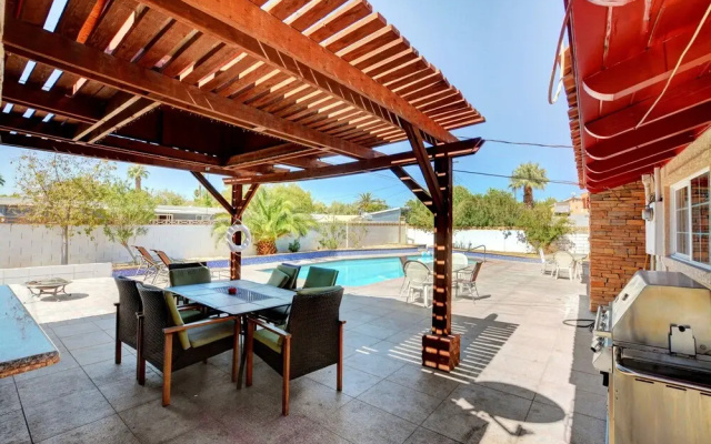 Las Vegas Elegance! Pool Table & Sparkling Pool! 3 Bedroom Home by RedAwning