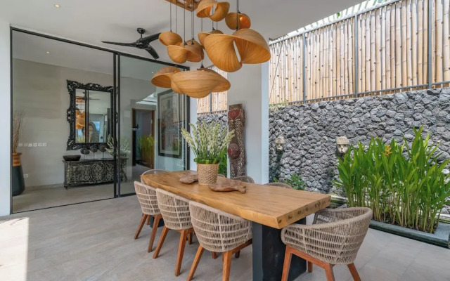 Villa Vida Mira - Elegant 4BR Beachside Villa in Canggu