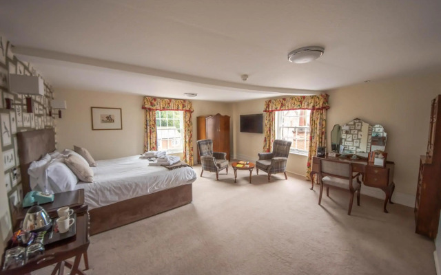 Norfolk Arms Hotel