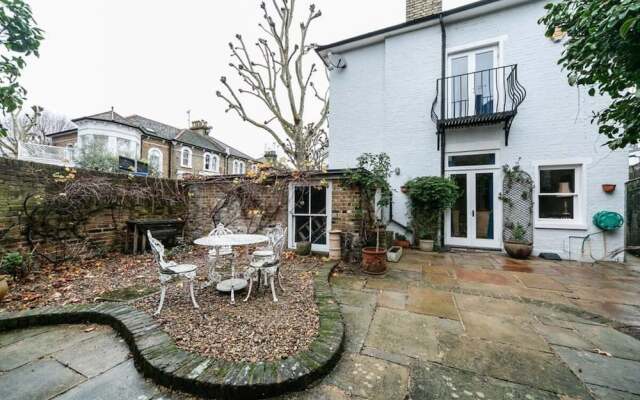 Special Offer- 5 bed Victorian in Zone2