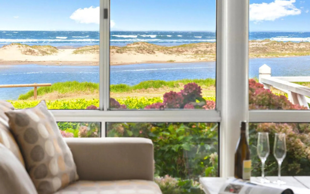 THE BEACH HOUSE Gerroa 4pm check out Sundays