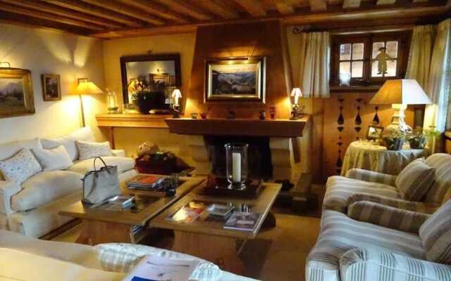 Cozy fully serviced Twin Chalets