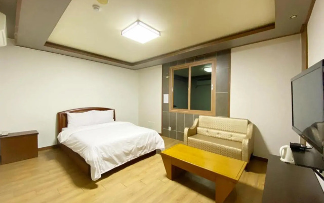 F1 Hotel