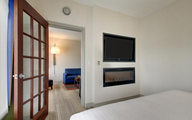 Holiday Inn Express & Suites Aurora - Naperville by IHG