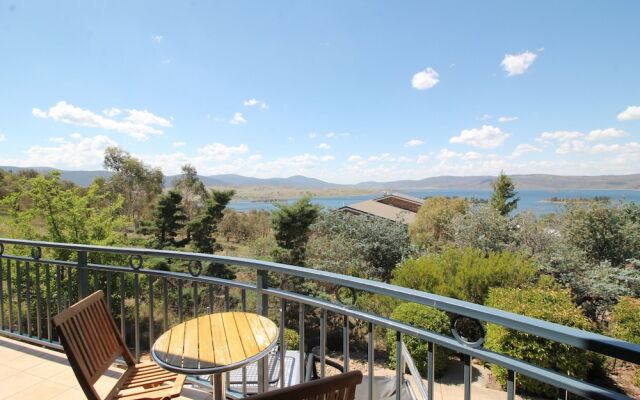 Torino 6 - Lake Jindabyne & Snowy Mountain Views