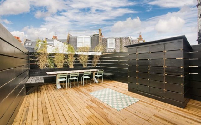 3 Bedroom Apartment with 2 Roof Terraces Sleeps 6 in Fulham