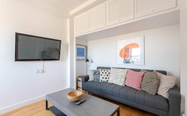 1BR Flat Ideally Located In Zone 2, Fits 3