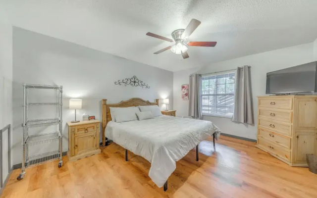 Condo Near Midtown Ruidoso w/ Furnished Deck!
