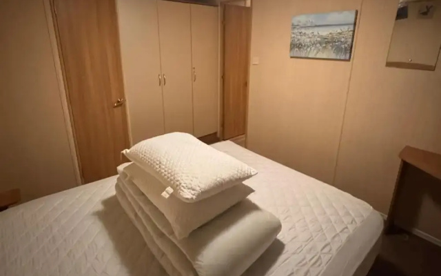 2 Bed Caravan - Sleeps 6 - Pet Friendly, Parking