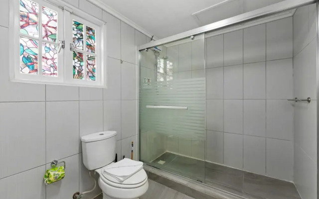 Sleeps 12 Spacious Private Pool Great Location