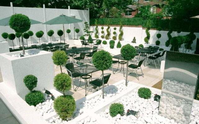 Raglan Hotel