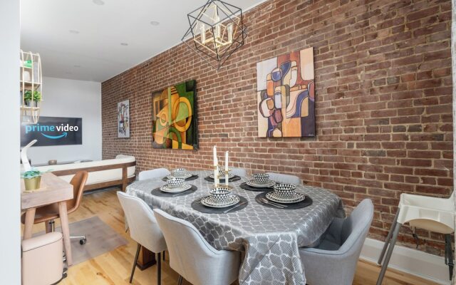 Downtown Luxe - Parking, Metro, King Bed, Sleeps 6