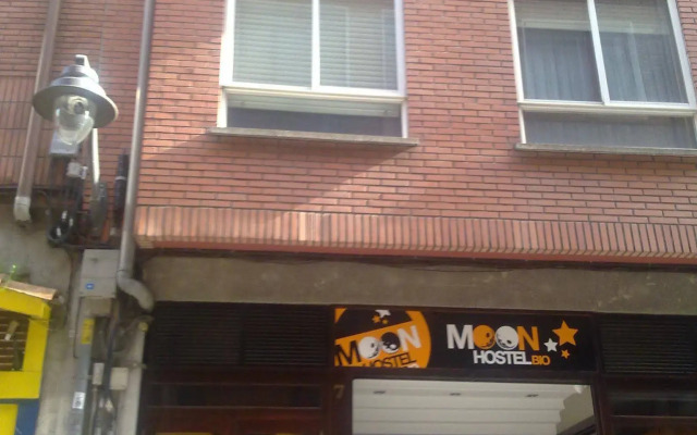 Moon Hostel Bio