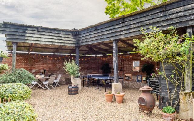 Stylish rural cottage with views over fields and the River Stour - The Granary