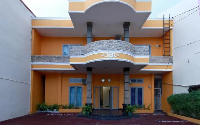 OYO Living 1332 Almonsari Residence