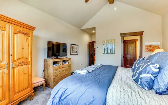 Ski Shuttle & Community Perks: Keystone Townhome