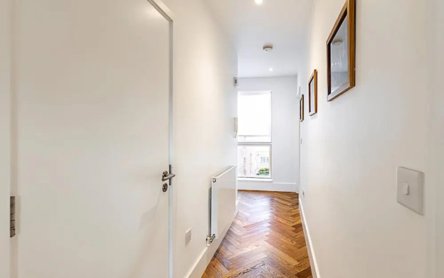 Chic Crystal Palace Flat with Balcony & Workspace