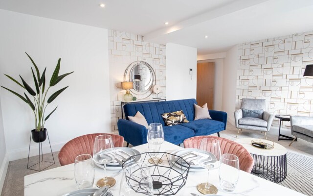 Super Luxe 2 Bed Apartment Torquay - Stunning Harbour View - Near Babbacoombe & Beach.