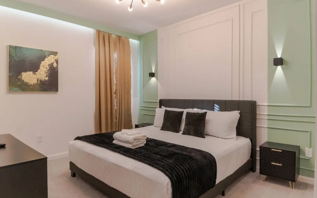 Sophisticated 9 Bedroom Close to Disney