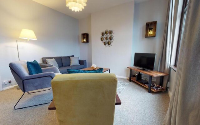Stayzo 2BR House Accommodation in Peterborough