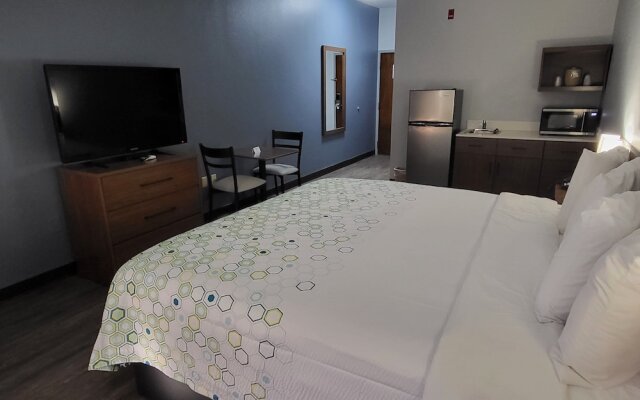 HomeTowne Studios by Red Roof Prattville