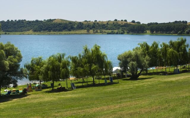 Waterfront Mansion in Rome near Lake