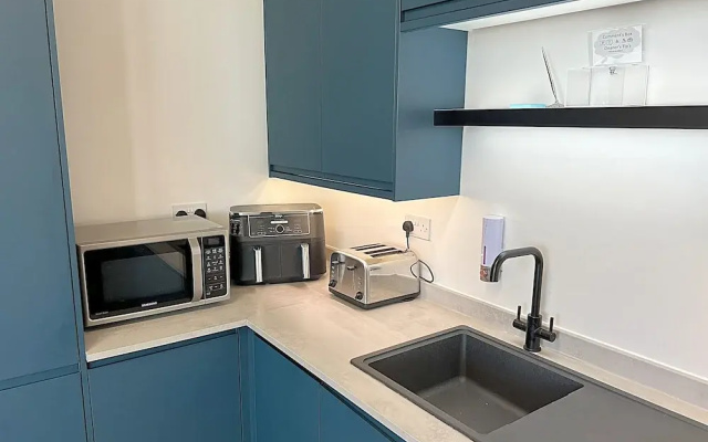 City Centre - Sleeps 4 & Free Parking