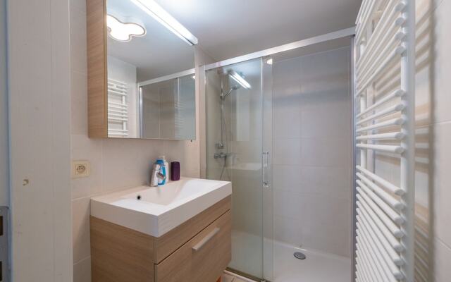 Central Stay Near Tram & Sea