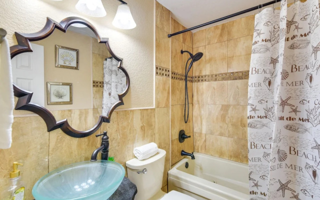 Opa-locka Townhome, 15 Mi to Miami Beach!
