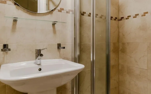 Warm Apartments in Queensway