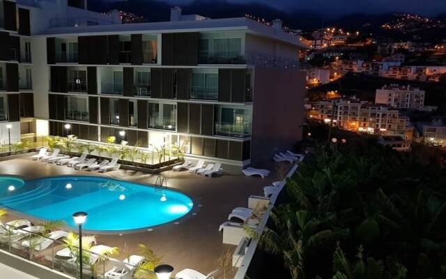 1 Bed Apartment Sleeps 4 With Pool