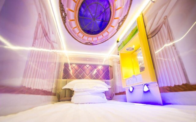 Mr. Xu's Space Capsule Youth Hostel