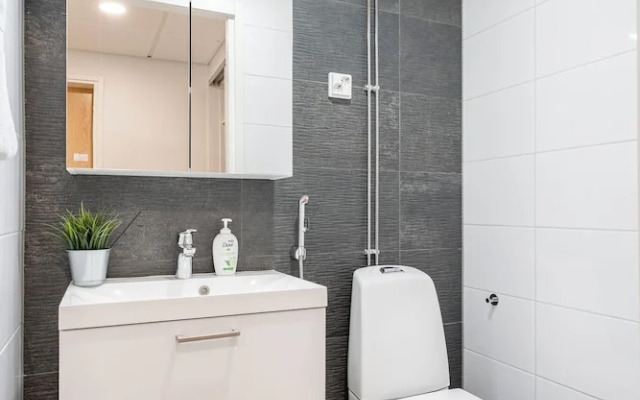 Modern 2BR Apt with Sauna & Free Parking
