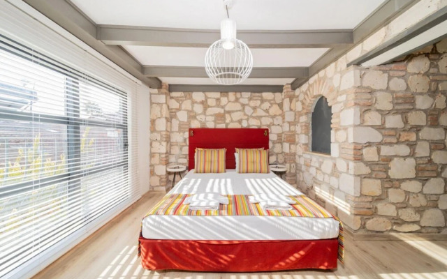 Excellent Hotel Room Near Hadrian s Gate